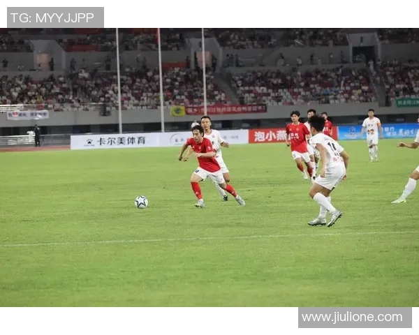 大门牙足球明星的传奇人生与赛场风采揭秘