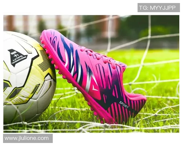 足球明星个性涂鸦鞋子设计展现独特风格与运动魅力