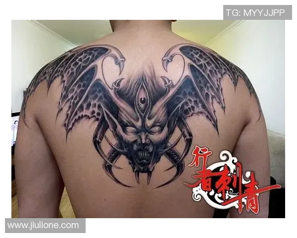 足球明星谢尔比的独特纹身背后故事与个人风格解析