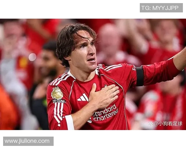 意大利足球界的红色明星球员盘点与成就回顾 意大利足球界的红色明星球员盘点与成就回顾